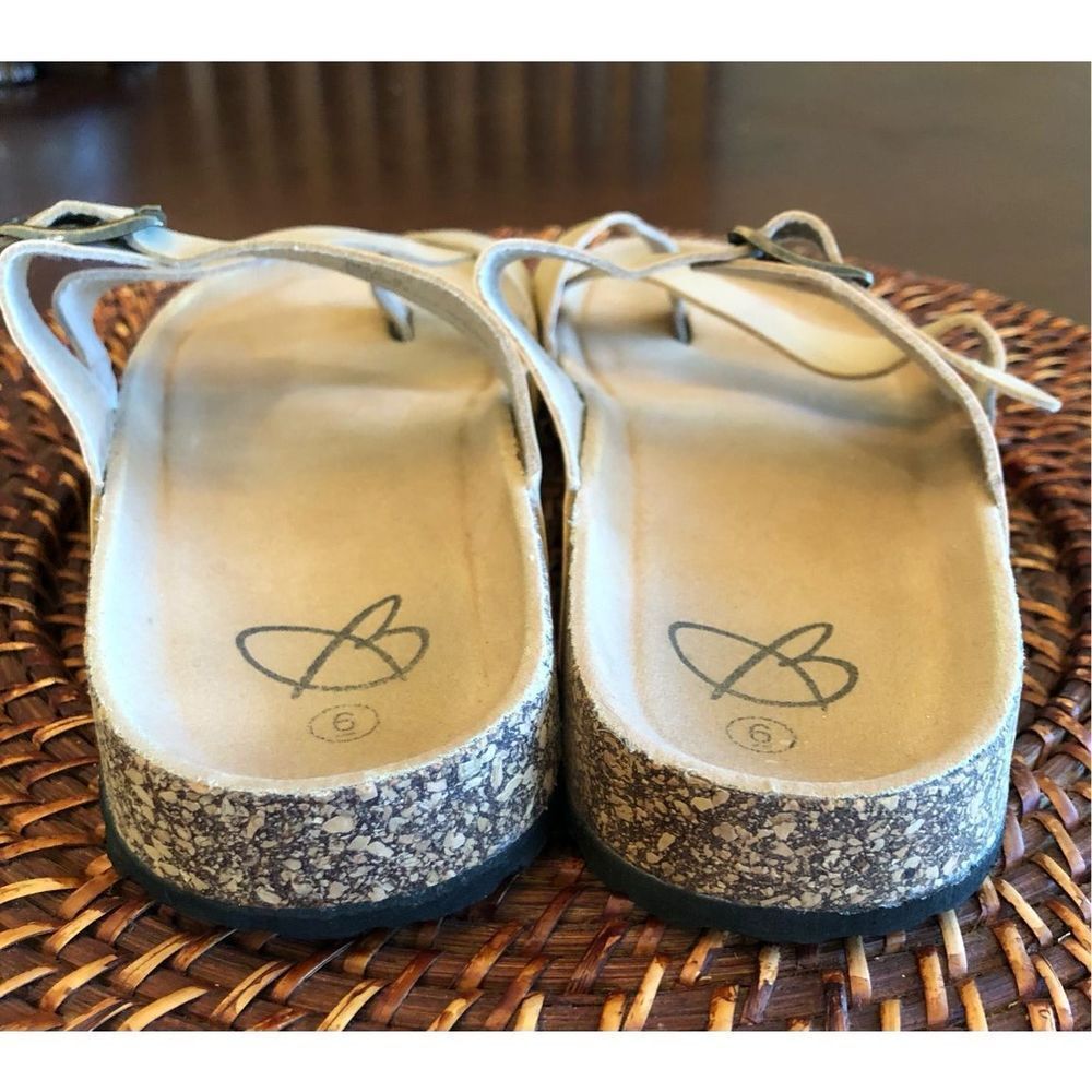 BROOKS - NWOT Ladies Sz 6 Faux Leather Slip-On Toe Sandals/Natural. Never Worn! - Picture 2 of 10